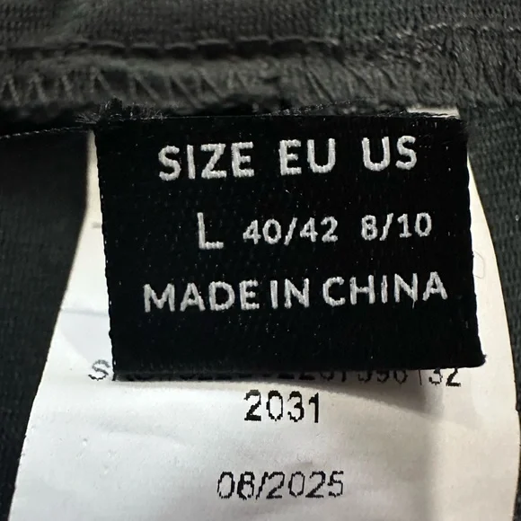 Floerns Stylish Y2K Faux Leather Mini Shorts with Belt - Picture 3 of 5